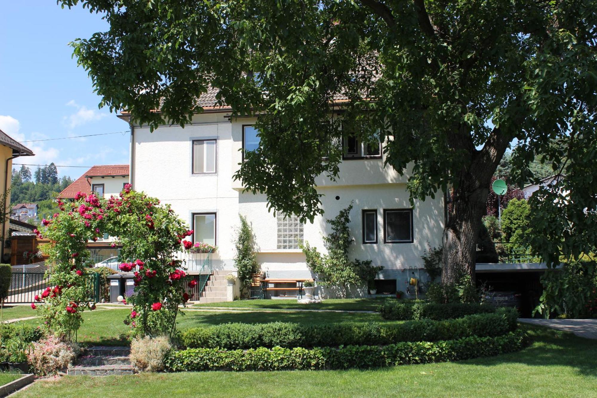 Ferienwohnung Und Gaestezimmer Korb Krumpendorf Bagian luar foto